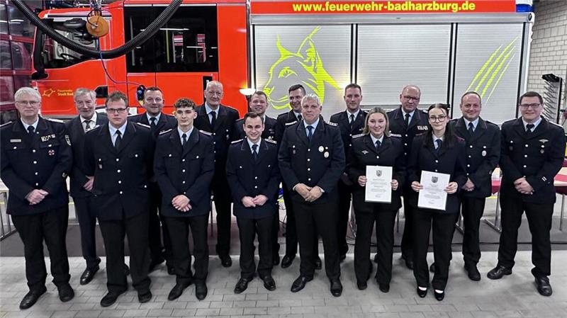 Kreisbrandmeister Uwe Fricke, Bürgermeister Ralf Abrahms (v.l.), Stadbrandmeister Marcus Saß (4.v.l.), Ortsbrandmeister Norman Wieczorek (2.v.r.) und sein Stellvertreter Dennis Kronjäger (r.) mit den geehrten und beförderten Feuerwehrmännern und -frauen.