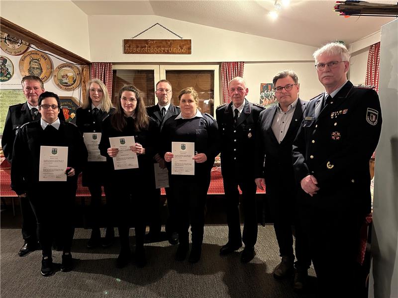 Kreisbrandmeister Uwe Fricke, Bürgermeister Wolfgang Langer und Stadtbrandmeister Hans Ervenich (von rechts) mit den beförderten Feuerwehrleuten (von links) Frank Lindemann (Oberbrandmeister), Jaqueline Schulze (Hauptfeuerwehrfrau), Sabrina Carl (Hauptfeuerwehrfrau), Jule Hansmann (Hauptfeuerwehrfrau), Frank Röhnelt (Brandmeister) und Jasmin Behrens (Hauptfeuerwehrfrau).Foto: Eggers