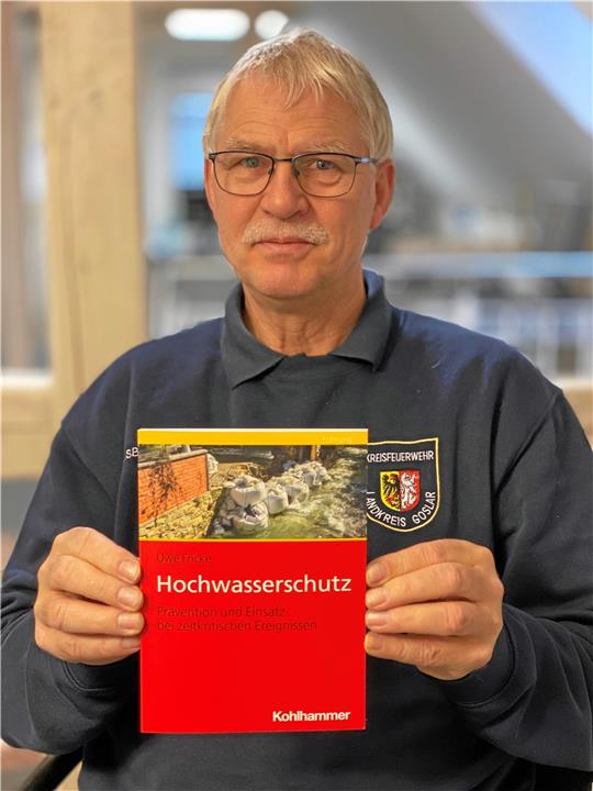 Kreisbrandmeister Uwe Fricke mit seinem neuen Fachbuch. Foto: Schlegel