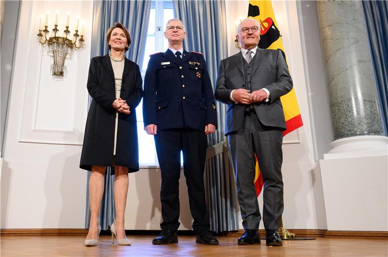 Kreisbrandmeister Uwe Fricke zu Gast bei Bundespräsident Frank-Walter Steinmeier und dessen Ehefrau Elke Büdenbender. Foto: dpa