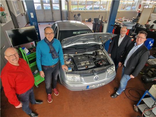 Kreishandwerksmeister Bernhard Olbrich (li.) und Stellvertreter Volker Höfert (2. v. li.) mit Michael Wolff und Andreas Böhmken (re.), den beiden Geschäftsführern der Kreishandwerkerschaft Süd-Ost-Niedersachsen, im Schulungszentrum der Innung des Kfz-Handwerks Goslar.  Foto: Sowa
