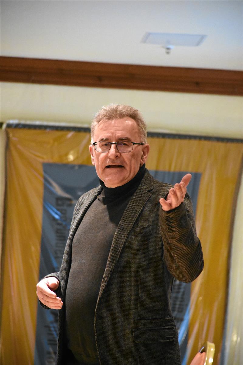 Vorlesewettbewerb: Hexen und Geister spuken im Schloss Kreisjugendpfleger Holger Fenker lockert den Nachmittag auf und versucht, den Kindern das Lampenfieber zu nehmen. Foto: Kempfer