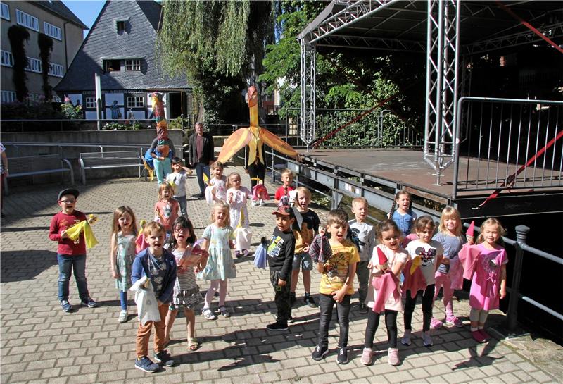 Kreisjugendpfleger Holger Fenker und die zwei großen Puppen „Andrea“ und „Pimpanella haben die Kinder der Kita „Kunterbunt“ begleitet, mit dabei war zudem Kita-Leiterin Karin Kubitza. Foto. Hohaus