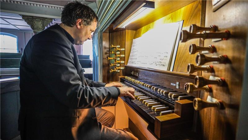 Altenau: Sanierte Orgel klingt kraftvoller dank historischem Fund Kreiskantor Jörg Ehrenfeuchter spielt auf der frisch renovierten Orgel in Altenau.
