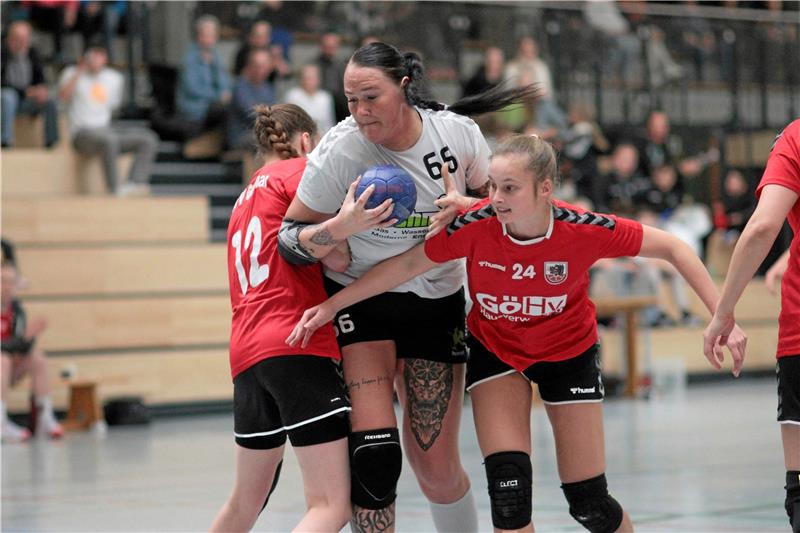 HSG Liebenburg-Salzgitter dominiert den MTV Geismar Kreisläuferin Alissa Kaltwasser kämpft sich für die HSG Liebenburg-Salzgitter gegen zwei Gegnerinnen durch. Foto: Gietemann