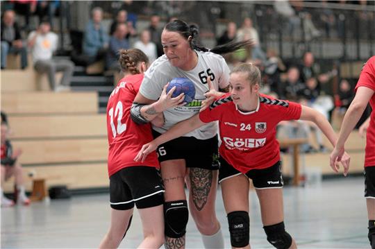 Kreisläuferin Alissa Kaltwasser kämpft sich für die HSG Liebenburg-Salzgitter gegen zwei Gegnerinnen durch. Foto: Gietemann