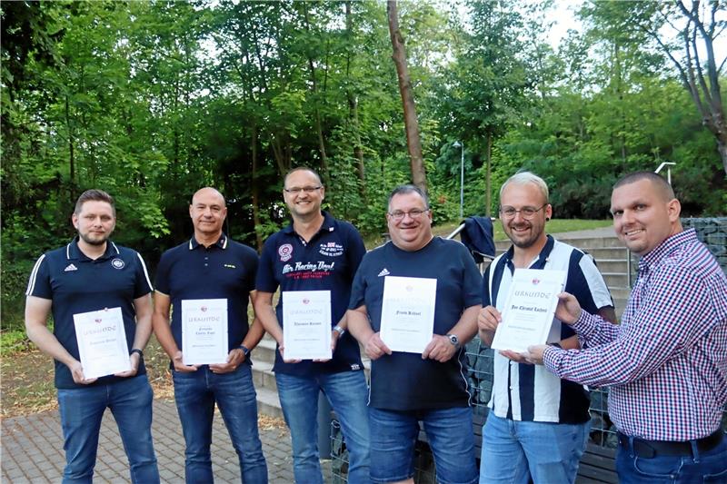 Fußballkreis gehen die Schiedsrichter aus Kreisschiedsrichterobmann Daniel Masterson zeichnet Jan-Christof Lachnit, Frank Kühnel, Thorsten Raimer, Fernando Cabello und Johannes Dampc (v. re.) aus dem Altkreis Goslar aus. Fotos: Schacht