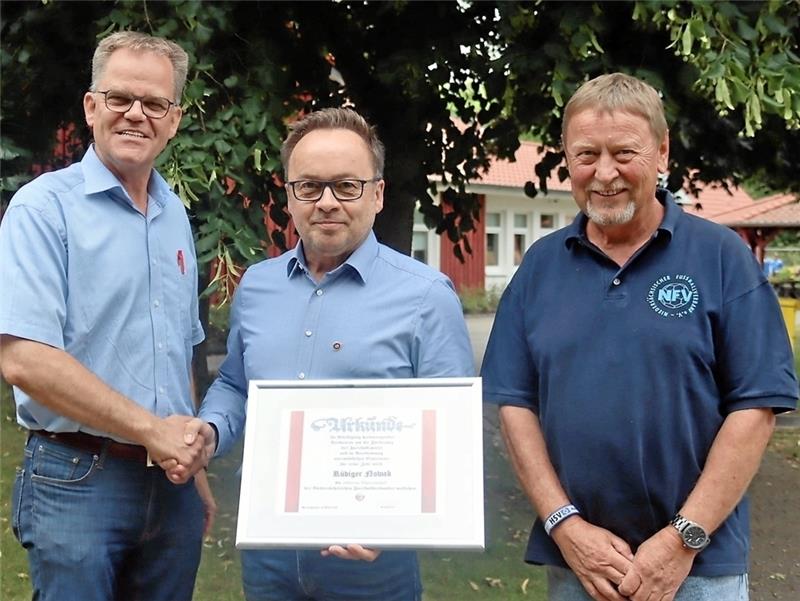 Kreisvorsitzender Rüdiger Nowak wird von Stefan Voth (li.) und Joachim Wojtke zur besonderen Auszeichnung beglückwünscht. Foto: Schacht