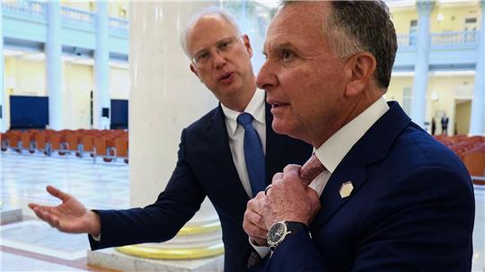 Kreml-Unterhändler Dmitrijew und der US-Sondergesandte Witkoff sollen den Friedensplan ausgearbeitet haben. (Archivbild)