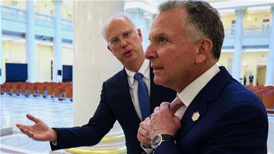 Kreml-Unterhändler Kirill Dmitrijew (links) und der Sondergesandte Steve Witkoff bei Gesprächen sind die Hauptfiguren bei den Gesprächen in Miami. (Archivbild)