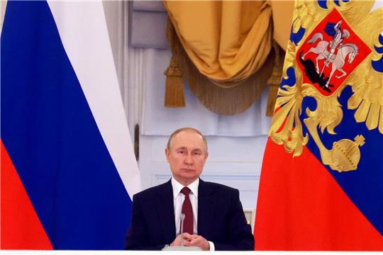 Kremlchef Putin sieht, dass sein Krieg nicht nur die Ukraine zerstört, sondern auch der russischen Wirtschaft zusetzt und den sozialen Frieden gefährdet.