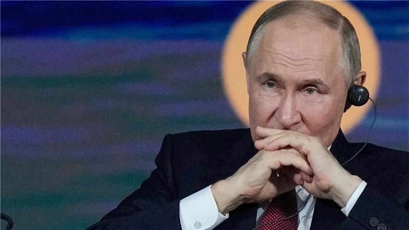 „Die ganze Ukraine ist unser“ - Putin beim Wirtschaftsforum Kremlchef Putin versucht, der russischen Wirtschaft eine Rezession zu verbieten.