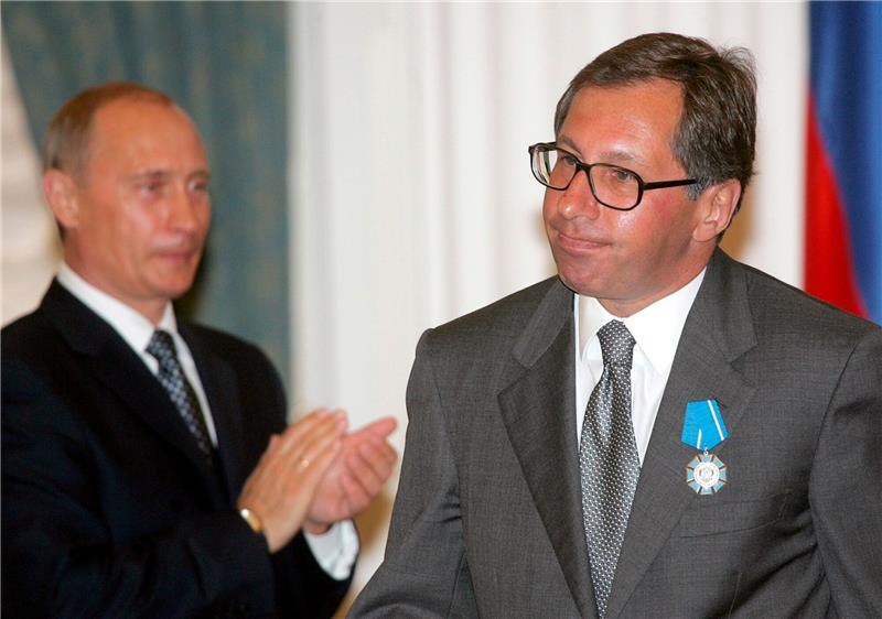 EU-Gericht kippt Sanktionsbeschlüsse gegen Oligarchen Kremlchef Wladimir Putin applaudiert dem damaligen Alfa-Bank-Chef Pjotr Awen (r) nach der Verleihung des Ordens für Verdienste um das Vaterland (Archivbild).