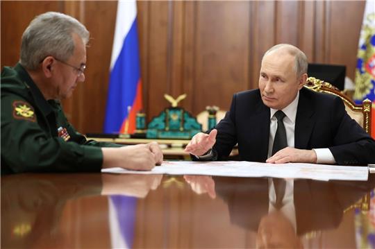 Kremlchef Wladimir Putin bespricht sich mit Verteidigungsminister Sergej Schoigu (l).
