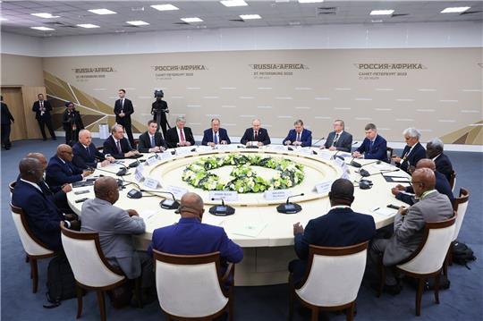 Kremlchef Wladimir Putin (hinten M) berät mit Teilnehmern des Russland-Afrika-Gipfels in St. Petersburg.