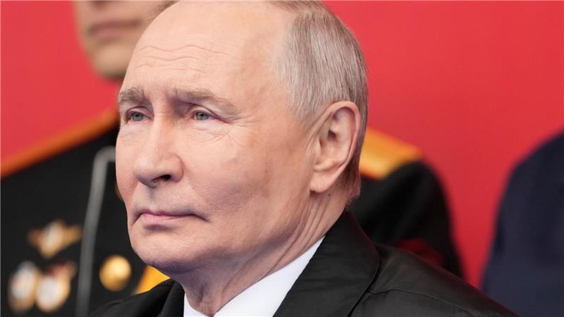 Kremlchef Wladimir Putin konnte nach einer von US-Präsident Donald Trump vermittelten Waffenruhe ungestört die Militärparade auf dem Roten Platz abnehmen. 