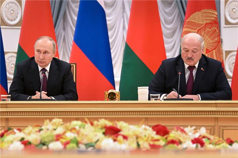 Belarussische Opposition in Sorge um mögliche Mobilmachung Kremlchef Wladimir Putin (l) und der belarussische Machthaber Alexander Lukaschenko in Minsk.