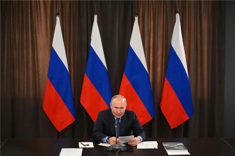 Putin lobt Russlands Wirtschaft - doch die Probleme wachsen Kremlchef Wladimir Putin leitet eine Sitzung zur Entwicklung der russischen Industrie unter dem Druck der Sanktionen.