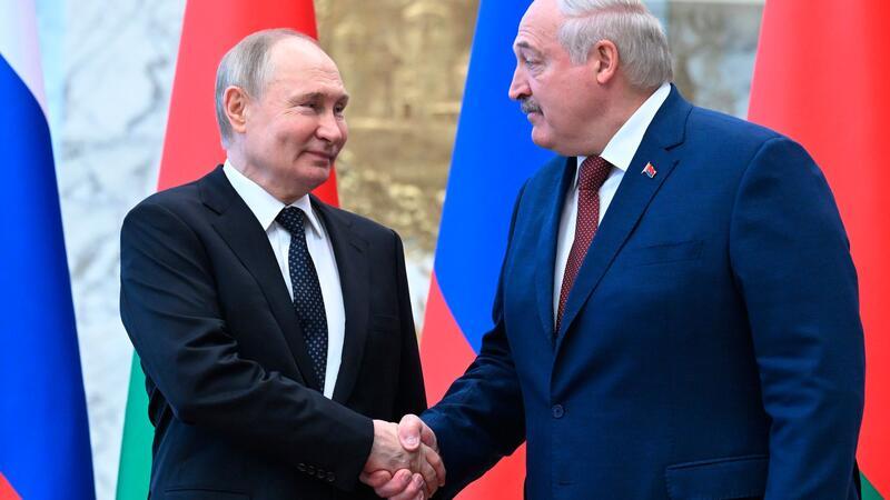 „Letzter Diktator Europas“: Lukaschenko feiert Jubiläen Kremlchef Wladimir Putin (links) gilt als wichtiger Garant dafür, dass sich der vor 30 Jahren erstmals zum Präsidenten gewählte Alexander Lukaschenko weiter an der Macht hält. (Archivbild)