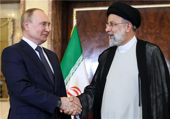Kremlchef Wladimir Putin (links) im Juli mit Irans Präsident Ebrahim Raisi. Foto: dpa/ap