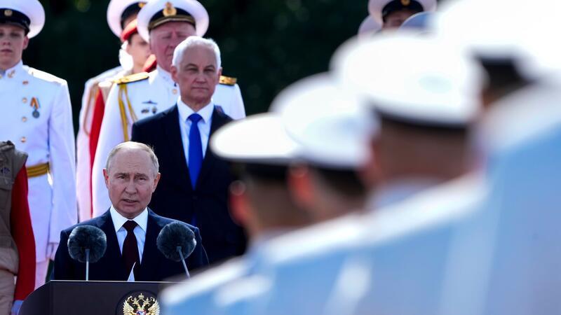 Putin droht mit Antwort auf US-Raketen in Deutschland Kremlchef Wladimir Putin nutzt seine Reden beim traditionellen Tag der Marine, der am letzten Juli-Sonntag gefeiert wird, immer wieder zur Machtdemonstration.