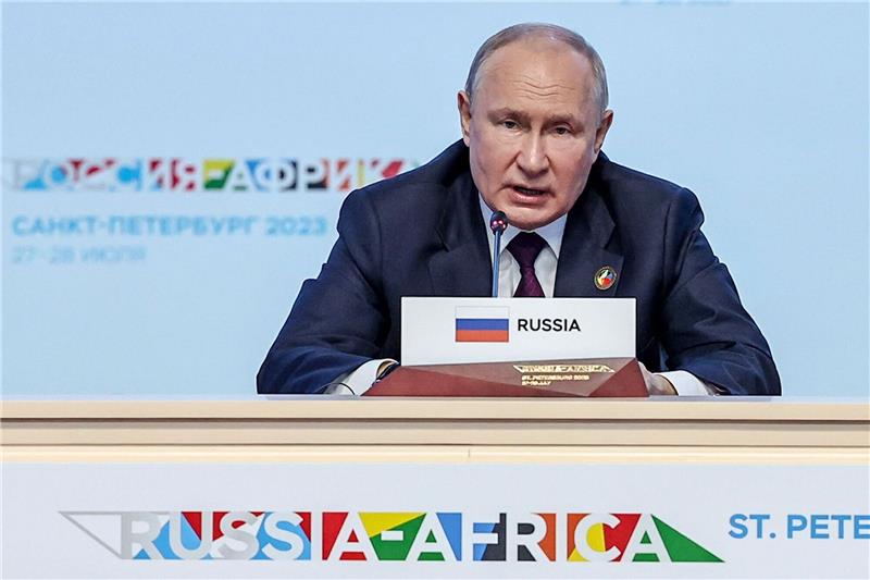 Putin will Afrika militärisch aufrüsten Kremlchef Wladimir Putin spricht beim Russland-Afrika-Gipfel in St. Petersburg.