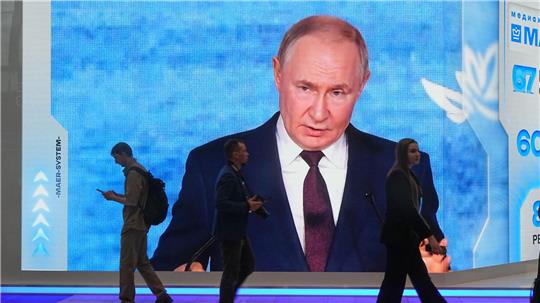 Kremlchef Wladimir Putin weist westliche Warnungen vor einem baldigen Überfall Moskaus auf ein Nato-Land als Unsinn zurück.