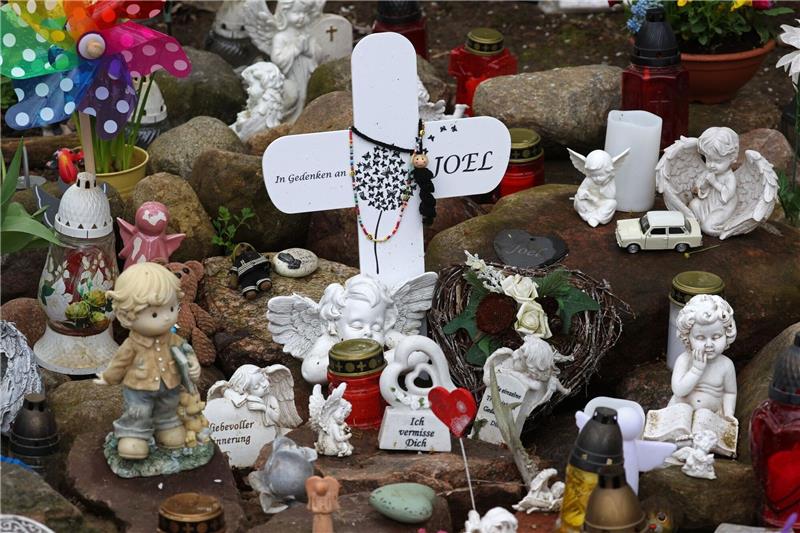 Getöteter sechsjähriger Joel: Angeklagter teilgeständig Kreuze, Figuren, Kerzen und Blumen stehen an der Stelle, wo der sechsjährige getötete Joel gefunden wurde. Der Prozess wegen Totschlags geht weiter.