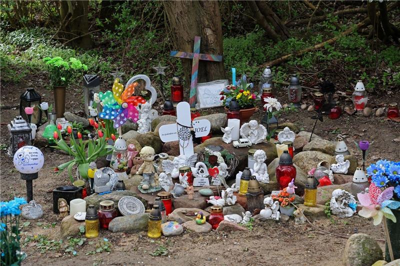 Getöteter Joel: Geständnis und Mord-Plädoyers Kreuze, Figuren, Kerzen und Blumen stehen in Pragsdorf an der Stelle, wo die Leiche des kleinen Joel gefunden wurde.