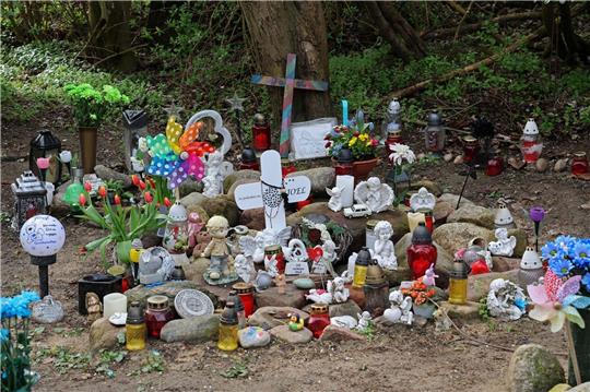 Kreuze, Figuren, Kerzen und Blumen stehen in Pragsdorf an der Stelle, wo die Leiche des kleinen Joel gefunden wurde.