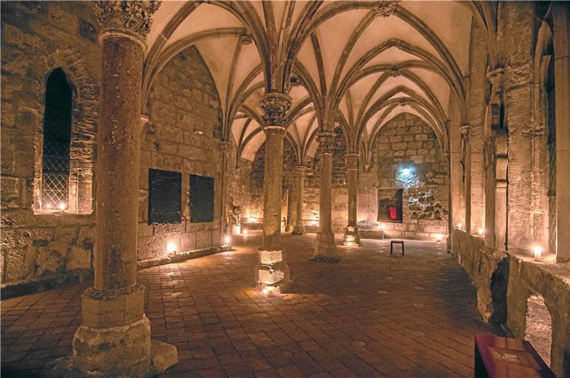 Romantik hinter dicken Mauern: Klöster zeigen spirituelle Seite Kreuzgang im Kerzenschein. Foto: Jentsch