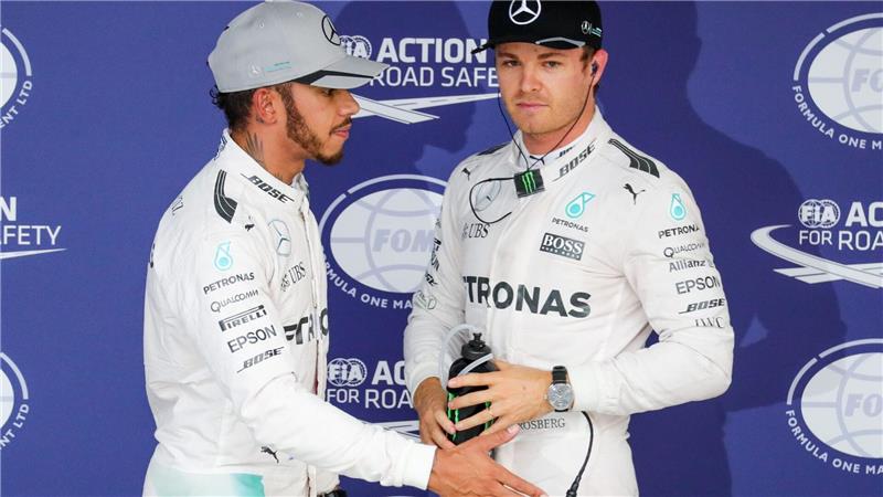 „Krieg der Sterne“: Lewis Hamilton (l) und Nico Rosberg lieferten sich einen knallharten Zweikampf. (Archivbild)