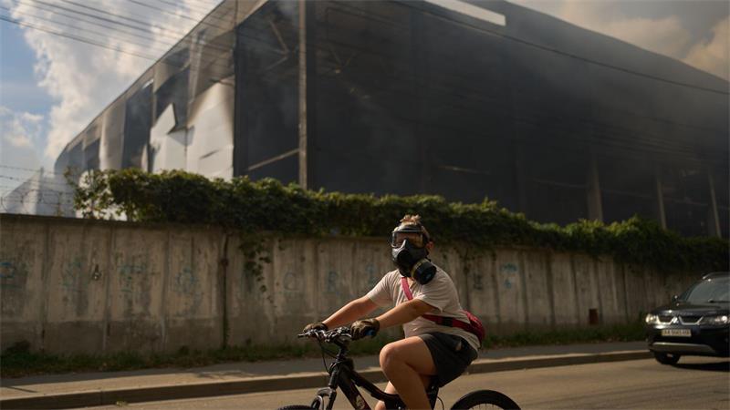 Krieg in der Ukraine - mit Gasmaske auf dem Fahrrad