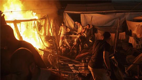 Krieg und Gewalt bestimmen die Lage im Nahost-Krieg: Palästinenser reagieren auf den Beschuss eines israelischen Angriffs, der einen Zeltbereich im Hof des Al-Aksa-Krankenhauses im Gazastreifen getroffen hat.