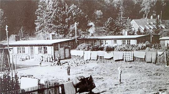 Kriegsgefangene und zwangs-verschleppte Zivilisten leisten in Deutschland Schwerstarbeit. In Goslar gibt es mehrere Lager wie jenes oben im Bild, wo unterhalb des Herzberger Teiches Russen in Baracken unterkommen, die am Rammelsberg Frondienste tun. Um die Rückführung in die Heimat machen sich nach dem Krieg vor allem die Quäker verdient. In den verlassenen Lagern kommen oft deutsche Flüchtlinge aus dem Osten unter.
