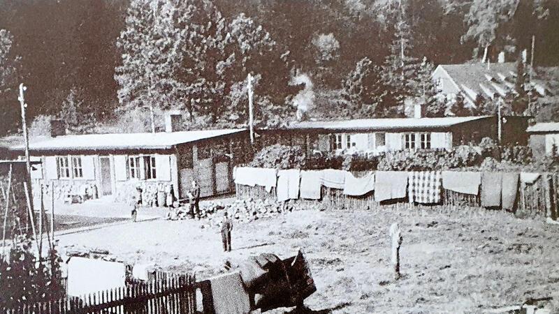 Kriegsgefangene und zwangsverschleppte Zivilisten leisten in Deutschland Schwerstarbeit. In Goslar gibt es mehrere Lager wie jenes oben im Bild, wo unterhalb des Herzberger Teiches Russen in Baracken unterkommen, die am Rammelsberg Frondienste tun. Um die Rückführung in die Heimat machen sich nach dem Krieg vor allem die Quäker verdient. In den verlassenen Lagern kommen oft deutsche Flüchtlinge aus dem Osten unter.