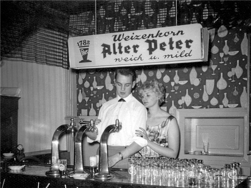 Kriemhilde Hotopp und Peter Knocke versorgten die Gäste stets mit frisch gezapftem Bier und anderen kühlen Köstlichkeiten. Fotos: Privat