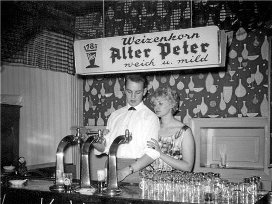 Kriemhilde Hotopp und Peter Knocke versorgten die Gäste stets mit frisch gezapftem Bier und anderen kühlen Köstlichkeiten. Fotos: Privat