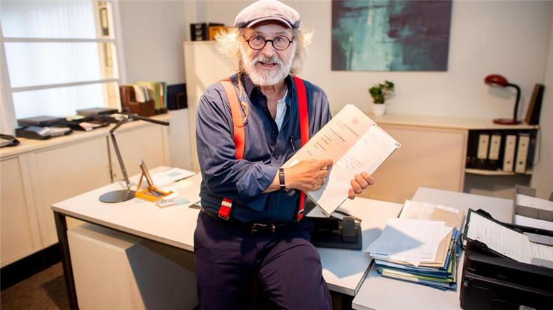Neues Museum in Norden rund um ostfriesische Krimi-Kultur Krimiautor Klaus-Peter Wolf sitzt zur Eröffnung des Ostfriesischen Krimimuseums in der Kulisse der Kriminalfilmreihe „Ostfriesenkrimis“.