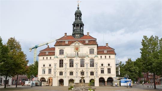 Krimifans zieht es im Herbst nach Lüneburg. (Symbolbild)