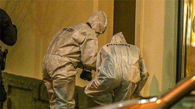 Angeschossen? Schwerverletzter in Stuttgart gefunden Kriminaltechniker sichern Spuren im Stuttgart-Möhrigen.