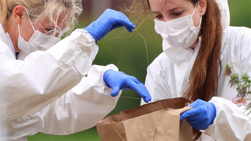 Kriminaltechnikerinnen suchen nach Spuren an einem Umspannwerk in Eschweiler.