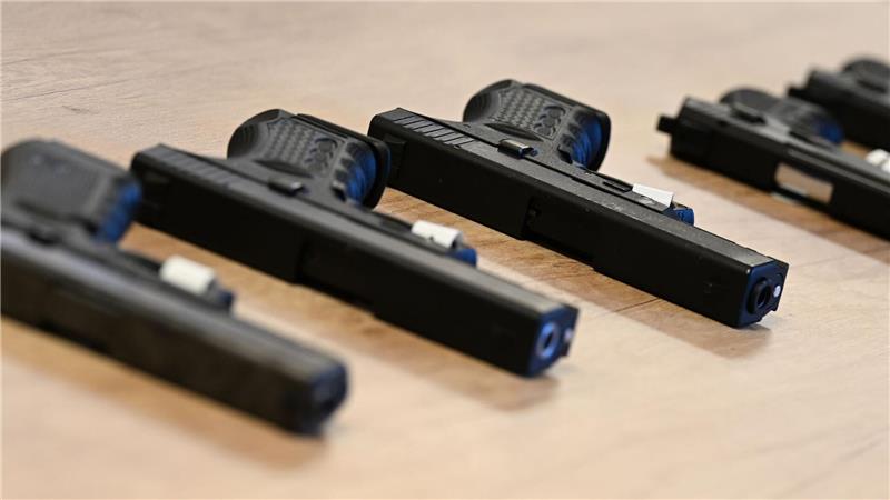 Kriminelle verwenden auch zu scharfen Waffen umgebaute Schreckschusswaffen.