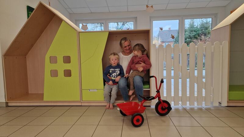 Waldhaus-Krippe Wolfshagen setzt auf viel Bewegung Krippen-Leiterin Annett Graap mit den Kinder Ben und Aalyah aus der Fuchsgruppe.