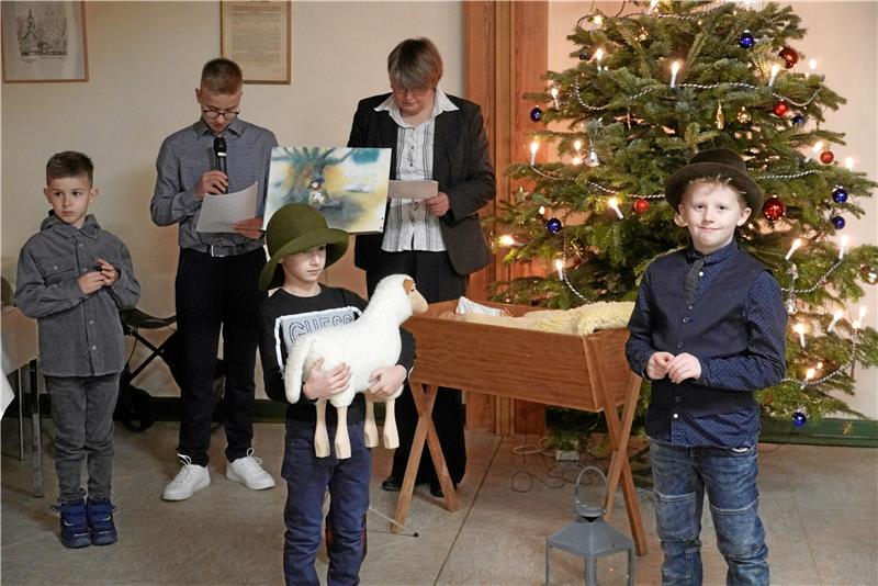 Harzburger Weihnachtszimmer ist dieses Jahr anders Krippenspielkinder erzählen die Geschichte vom Hirten Simon und seinem Lamm. Foto: Schlegel