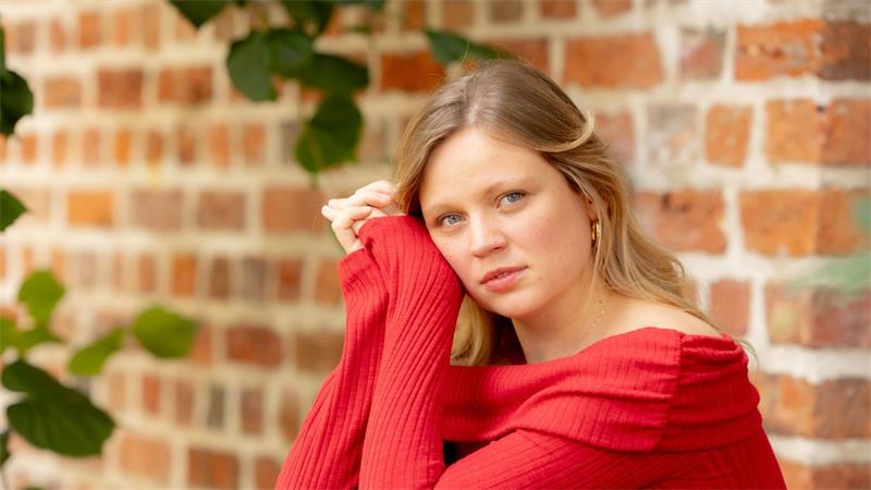 Kris - gespielt von Edda Lina Janz - geht ihren eigenen Weg und kommt ihrem Traum, Tischlerin zu werden, Schritt für Schritt näher. (Archivbild)