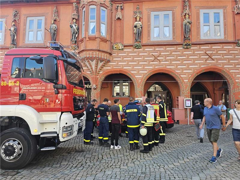 Krisen-Besprechung auf dem Marktplatz.  Foto: Sowa