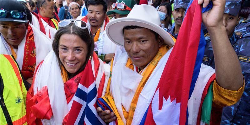 Nepalese und Norwegerin besteigen alle Achttausender Kristin Harila (l), Bergsteigerin aus Norwegen, und Tenjen Sherpa (r), Sherpa-Führer aus Nepal, kommen in Kathmandu an.