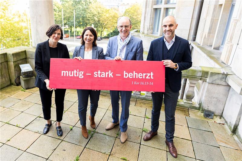 Evangelischer Kirchentag lädt zum Mitmachen ein Kristin Jahn (l-r), Generalsekretärin Deutscher Evangelischer Kirchentag, Anja Siegesmund, Präsidentin 39. Deutscher Evangelischer Kirchentag, Ralf Meister, Landesbischof Evangelisch-lutherische Landeskirche Hannover, und Belit Onay (Bündnis 90/Die Grünen), Oberbürgermeister Hannover, stehen nach einer Pressekonferenz zum 39. Deutschen Evangelischen Kirchentag 2025 auf einem Balkon des Neuen Rathauses.