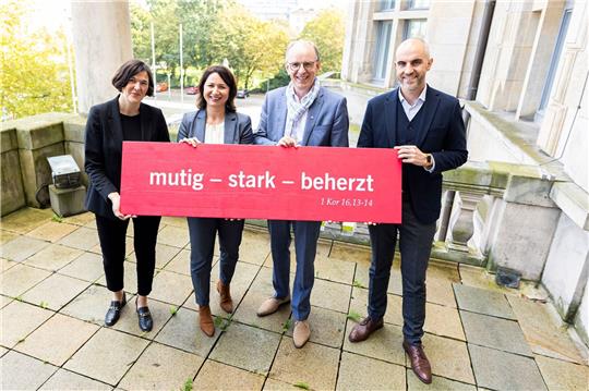 Evangelischer Kirchentag lädt zum Mitmachen ein Kristin Jahn (l-r), Generalsekretärin Deutscher Evangelischer Kirchentag, Anja Siegesmund, Präsidentin 39. Deutscher Evangelischer Kirchentag, Ralf Meister, Landesbischof Evangelisch-lutherische Landeskirche Hannover, und Belit Onay (Bündnis 90/Die Grünen), Oberbürgermeister Hannover, stehen nach einer Pressekonferenz zum 39. Deutschen Evangelischen Kirchentag 2025 auf einem Balkon des Neuen Rathauses.